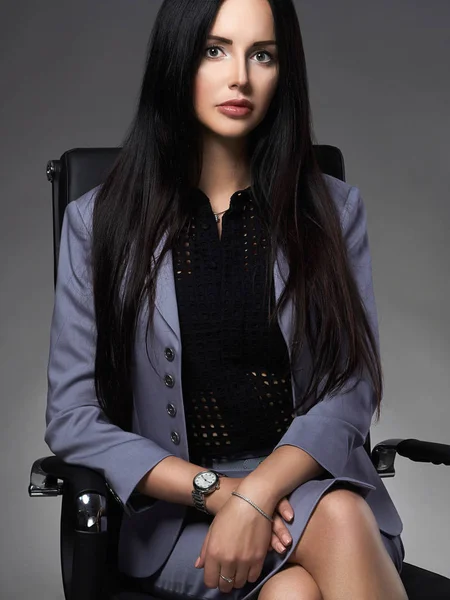 Schöne Geschäftsfrau sitzt auf Stuhl — Stockfoto