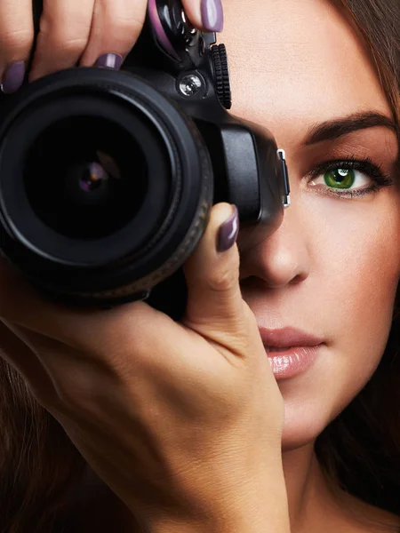 Vackra fotograf kvinna med kamera — Stockfoto