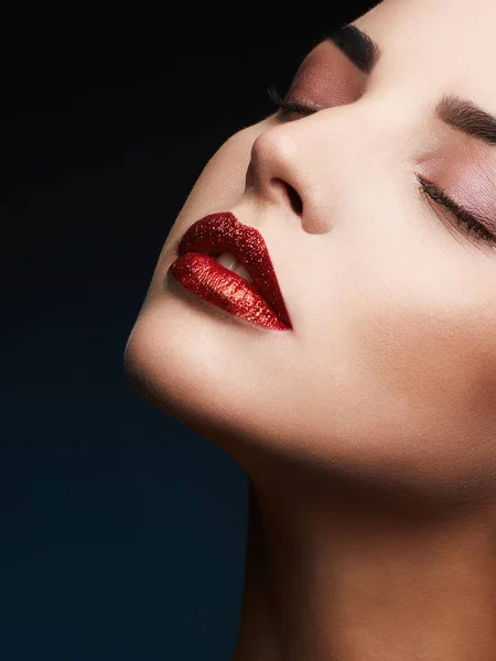 Belleza labios rojos maquillaje detalle — Foto de Stock