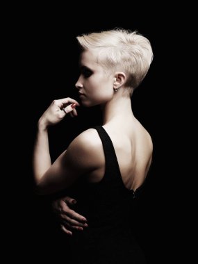 kısa saç kesimi ile güzel bir genç kadın