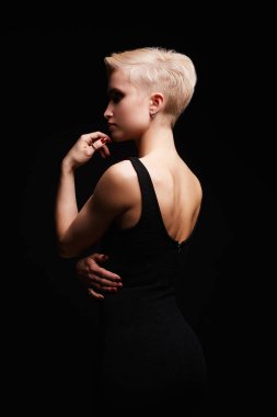 kısa saçlı güzellik sarışın kız