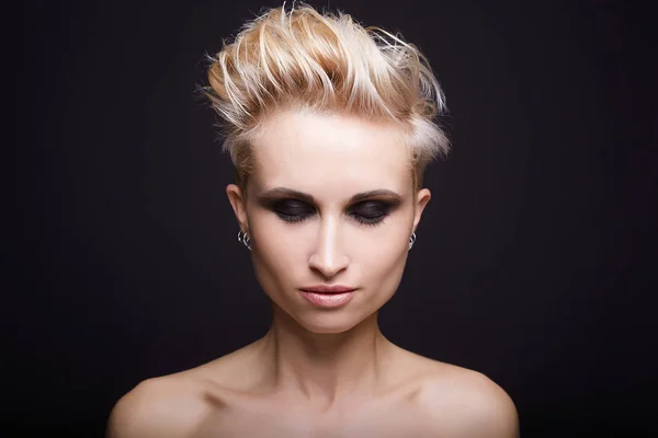 Schöne blonde Frau mit kurzen Haaren — Stockfoto