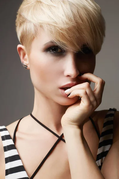 Beautiful young woman with hort haircut — Stock Photo, Image