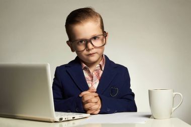Genç iş çocuk computer.funny çocuk ile