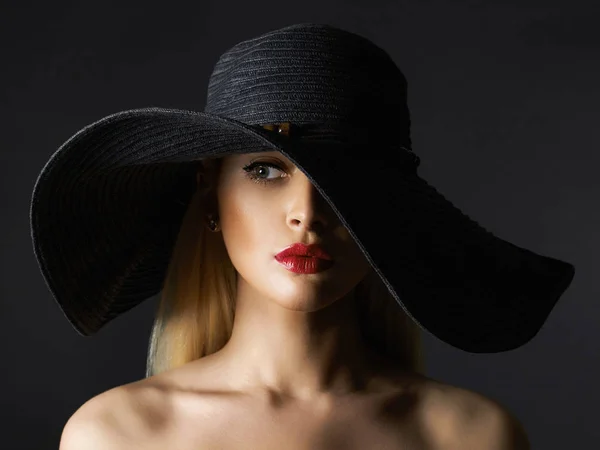Beautiful young woman in hat — Stock Photo, Image