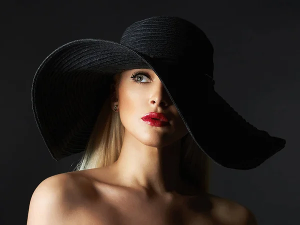 Beautiful young woman in hat — Stock Photo, Image