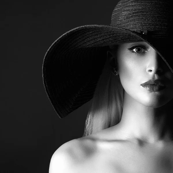 Piękna młoda kobieta w kapeluszu — Zdjęcie stockowe