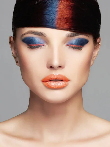Chica con maquillaje colorido y cabello —  Fotos de Stock