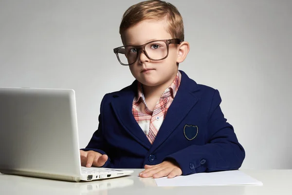 Jovem empresário usando um laptop — Fotografia de Stock