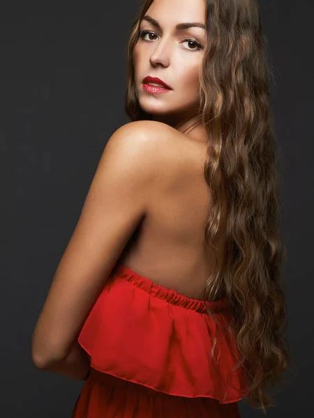 Kırmızı elbiseli şık Bayan — Stok fotoğraf