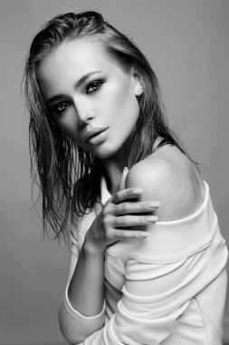 Güzel bir kadınla ıslak saç ve makyaj