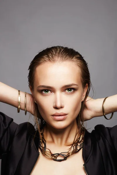 Schöne Frau mit nassen Haaren und Make-up — Stockfoto