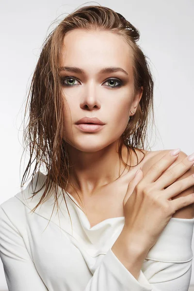 Islak saç ve makyaj ile güzel kız