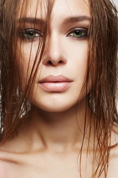 Krásná žena s mokrými vlasy a make-up — Stock fotografie