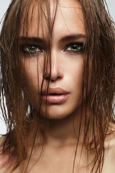 Güzel bir kadınla ıslak saç ve makyaj