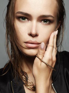 ıslak saçlı güzel kız 