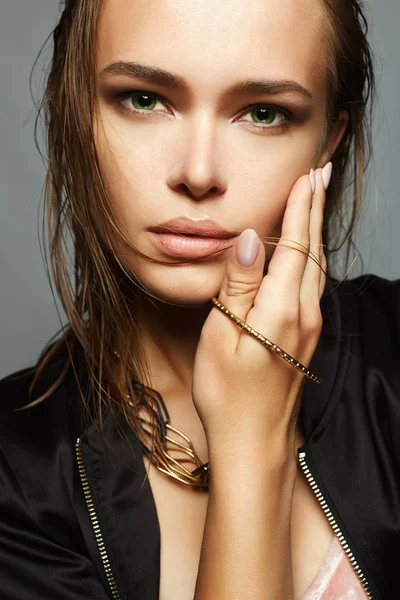 ıslak saçlı güzel kız 