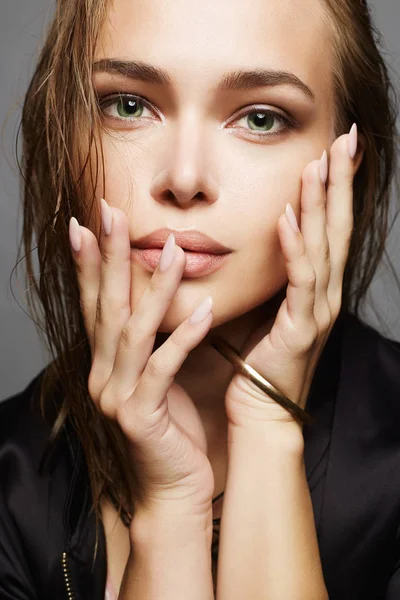 Islak saç ve makyaj ile güzel kız