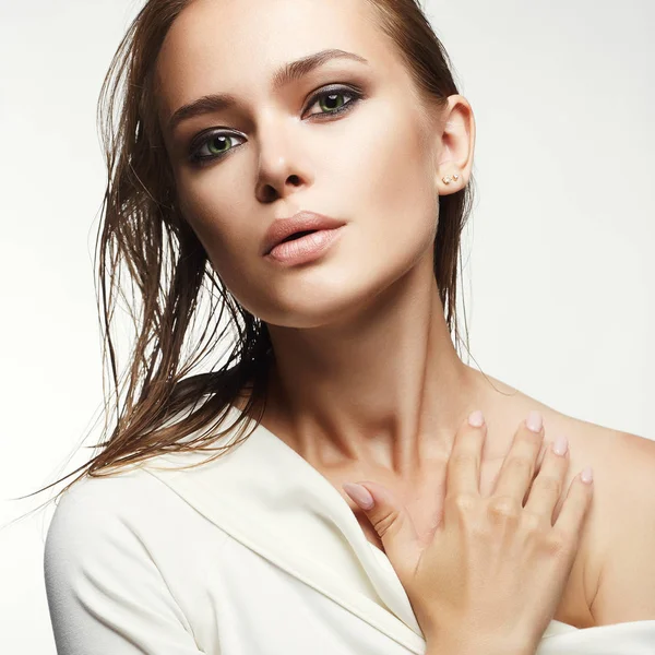 Güzel bir kadınla ıslak saç ve makyaj