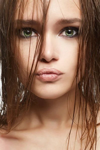 Engraçado mulher face.wet cabelo — Fotografia de Stock