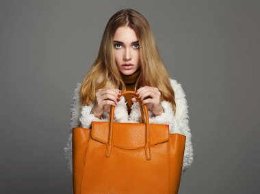 Turuncu çanta ile güzel kadın