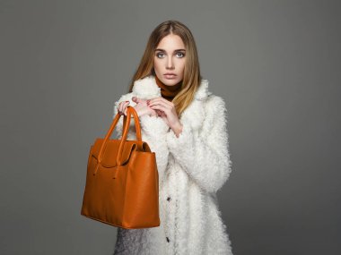 Turuncu çanta ile kış güzel kadın