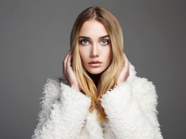 kürk güzel sarışın kız