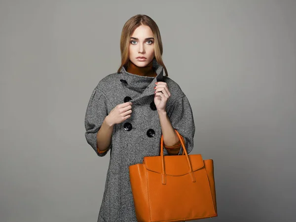 Schöne Frau mit Handtasche — Stockfoto