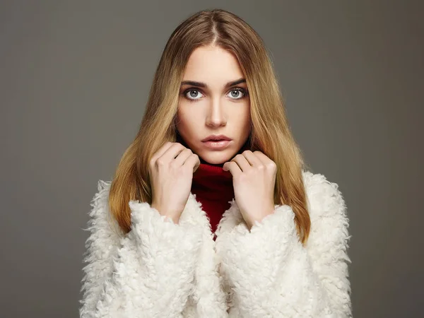 Beautiful blond girl in fur — Stock Photo, Image