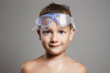 gözlük Yüzme içinde ıslak çocuk