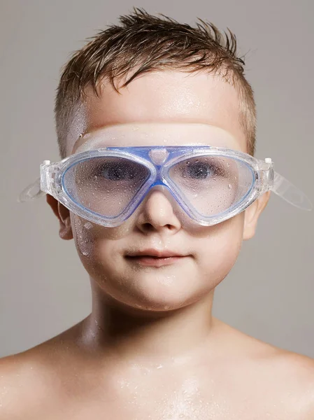 Grappige natte kind in zwemmen masker — Stockfoto