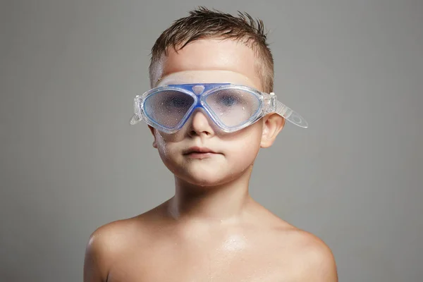 Niño mojado en gafas de natación — Foto de Stock