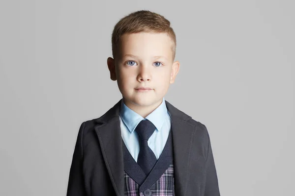 Liten pojke i suit.fashion barnporträtt — Stockfoto