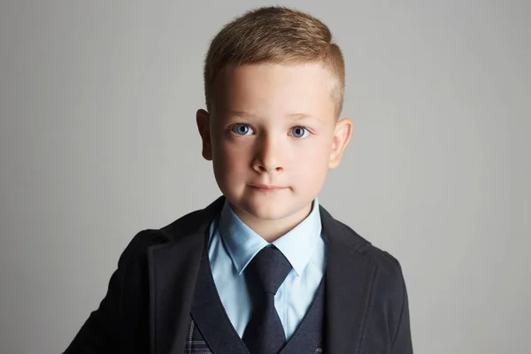 Niño pequeño con un traje de tres piezas — Foto de Stock