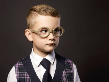 okul yönetimi tarafından durup gözlüklü çocuk