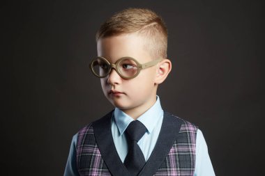 takım elbise ve glasses.smart çocuğun küçük çocuk