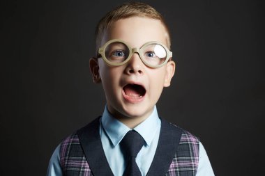 komik gözlüklü çocuk çığlık