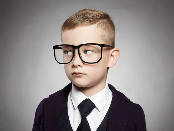 Niño divertido en traje y gafas — Foto de Stock