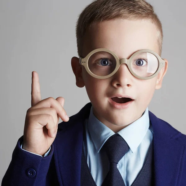 Divertido niño en gafas y siut — Foto de Stock