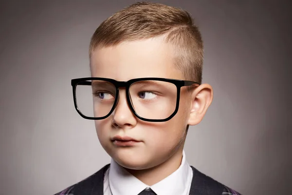 Niño divertido en traje y gafas — Foto de Stock