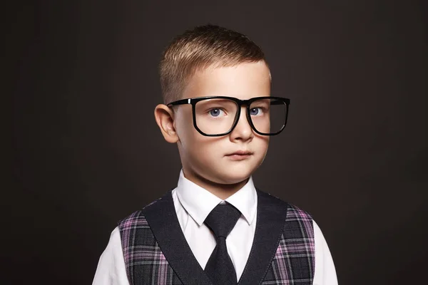 Criança inteligente em óculos — Fotografia de Stock