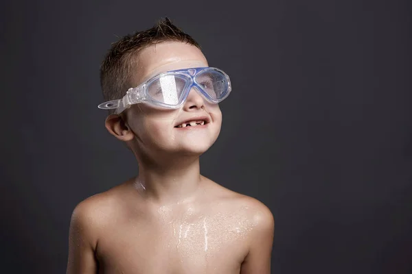 Wet happy child in swimming goggles — Stock Photo, Image