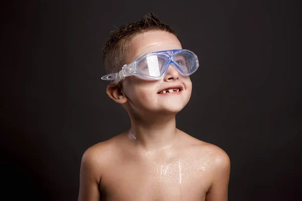 Natte gelukkig kind in zwemmen bril — Stockfoto