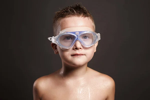 Niño mojado en gafas de natación. — Foto de Stock