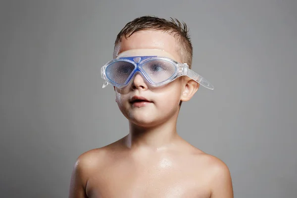 Niño mojado en máscara de natación — Foto de Stock