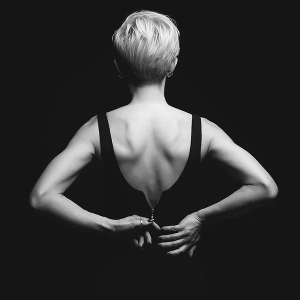 Bela costas de jovem mulher em um vestido sexy preto — Fotografia de Stock