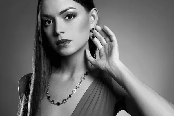 Retrato preto e branco de mulher em jóias — Fotografia de Stock