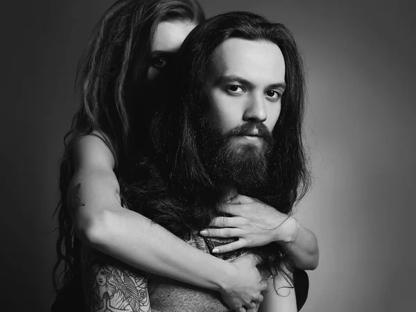 Hipster pareja con tattoo.woman y hombre en abrazos —  Fotos de Stock