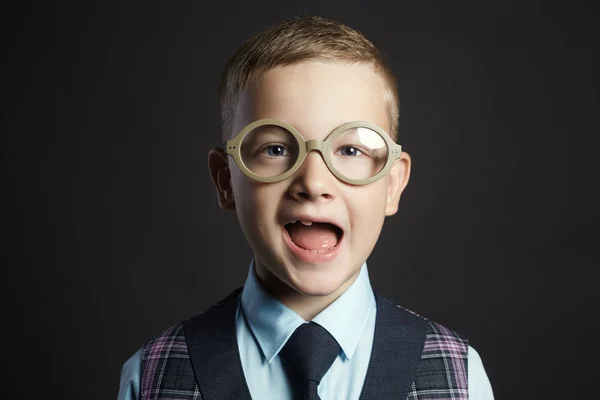 Lächelndes Kind mit lustiger Brille — Stockfoto