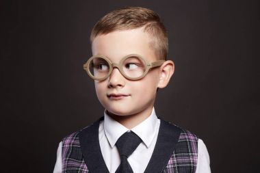 küçük çocuk takım elbise ve gözlük